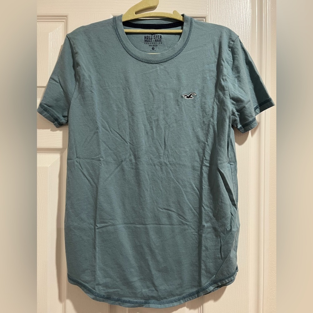 Hollister men’s must have shirt!
